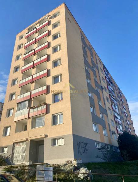 Pekný 3 izbový byt s lodžiou, ulica Nad Lúčkami, BA IV. Karlova Ves - Bytový dom na ulici Nad lúčkami v Bratislave - Dlhé diely, poskytuje výhľad na okolie.