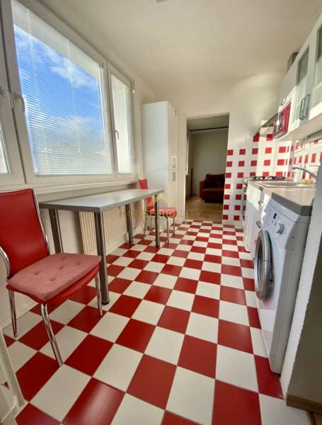 Pekný 3 izbový byt s lodžiou, ulica Nad Lúčkami, BA IV. Karlova Ves - Rovná kuchyňa s červeno-bielou podlahou a nábytkom v 3-izbovom byte.