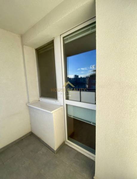 Pekný 3 izbový byt s lodžiou, ulica Nad Lúčkami, BA IV. Karlova Ves - Balkón v 3-izbovom byte s výhľadom v Bratislave na ulici Nad lúčkami.