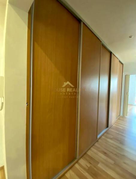 Pekný 3 izbový byt s lodžiou, ulica Nad Lúčkami, BA IV. Karlova Ves - Úložný priestor s posuvnými dverami a podlahou s dreveným dekorom v 3-izbovom byte.