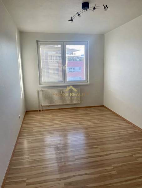 Pekný 3 izbový byt s lodžiou, ulica Nad Lúčkami, BA IV. Karlova Ves - Izba v 3-izbovom byte so svetlými stenami a podlahou s dreveným dekorom.