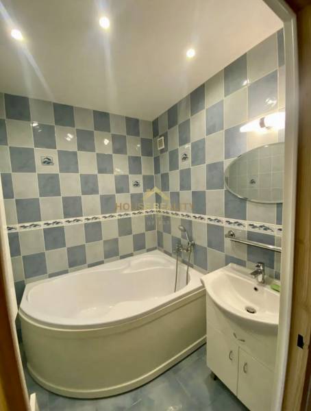 Pekný 3 izbový byt s lodžiou, ulica Nad Lúčkami, BA IV. Karlova Ves - Kúpeľňa v 3-izbovom byte so závesnou rohovou vaňou a modro-bielymi obkladačkami.