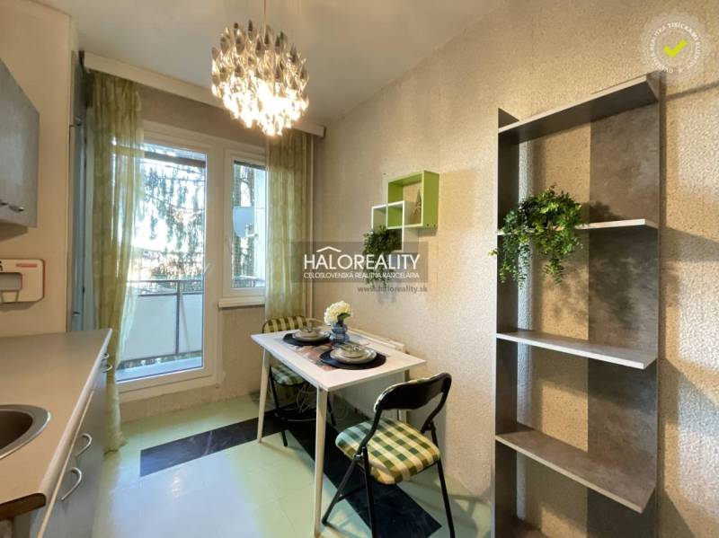 REZERVOVANÉ - Predaj, trojizbový byt Banská Bystrica... - Jedálenský kút s malým stolom a stoličkami v 3-izbovom byte.