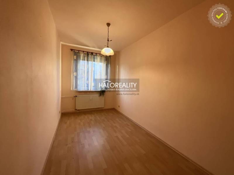 REZERVOVANÉ - Predaj, trojizbový byt Banská Bystrica... - Úzky svetlý priestor s oknom, závesmi a podlahou s dreveným dekorom v 3-izbovom byte.