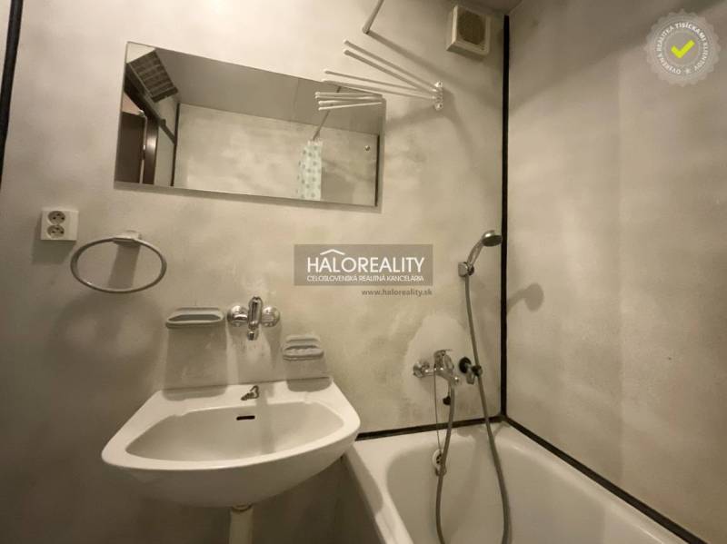 REZERVOVANÉ - Predaj, trojizbový byt Banská Bystrica... - Kúpeľňa v 3-izbovom byte s vaňou, zrkadlom a bielym umývadlom.