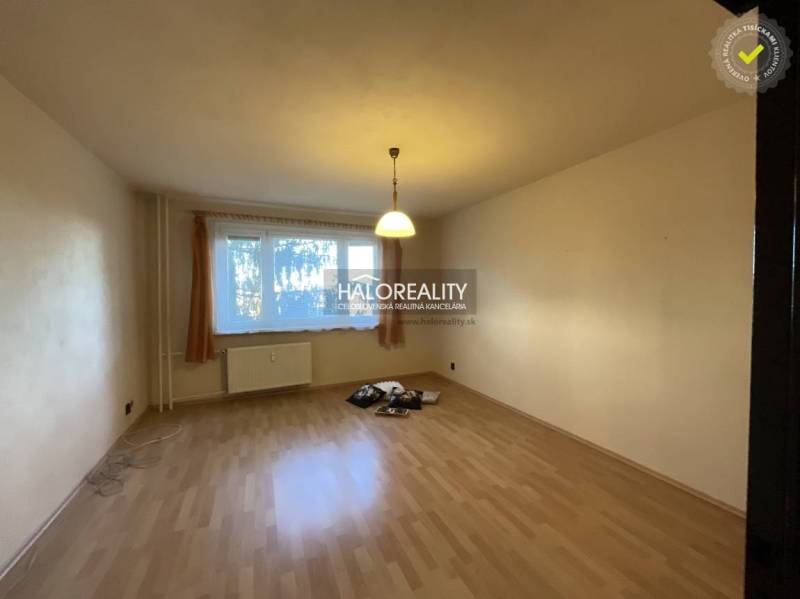 REZERVOVANÉ - Predaj, trojizbový byt Banská Bystrica... - Obývacia izba v 3-izbovom byte s podlahou s dreveným dekorom a veľkým oknom.