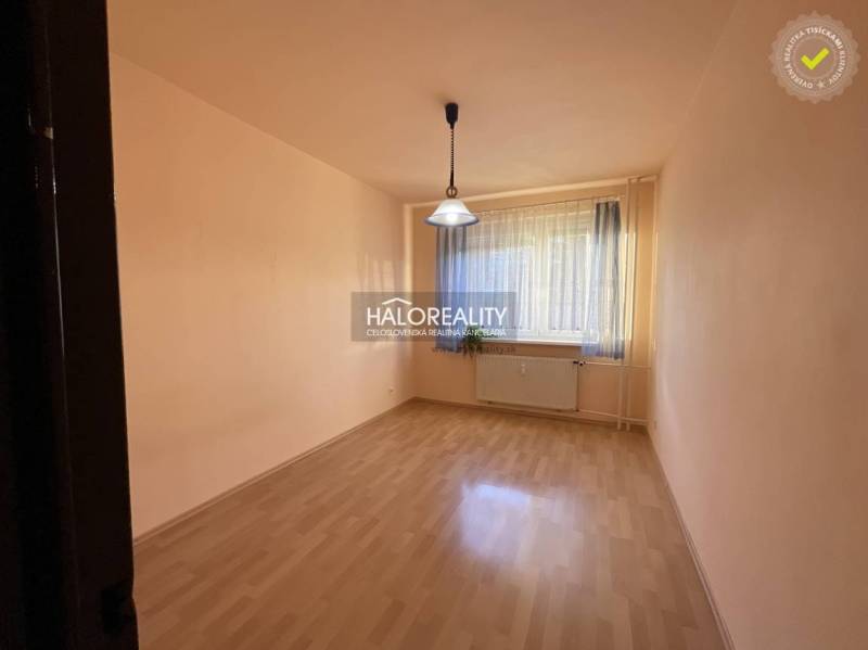 REZERVOVANÉ - Predaj, trojizbový byt Banská Bystrica... - Prázdna miestnosť s oknom, závesom, podlahou s dreveným dekorom, svetlom a radiátorom.