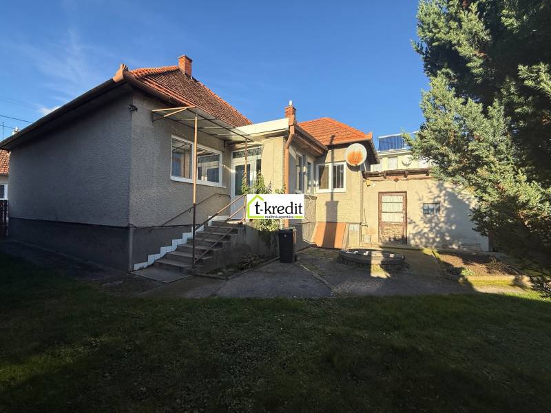 PREDAJ - RODINNÝ DOM - MACHULINCE - Rodinný dom v Machulinciach s drevenou strechou a schodiskom na zastavanej ploche.