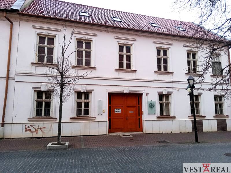 Na prenájom priestor- kancelária 60 m2 Trnava - Františkánska - Budova na Františkánskej ulici v Trnave poskytuje kancelárske priestory.