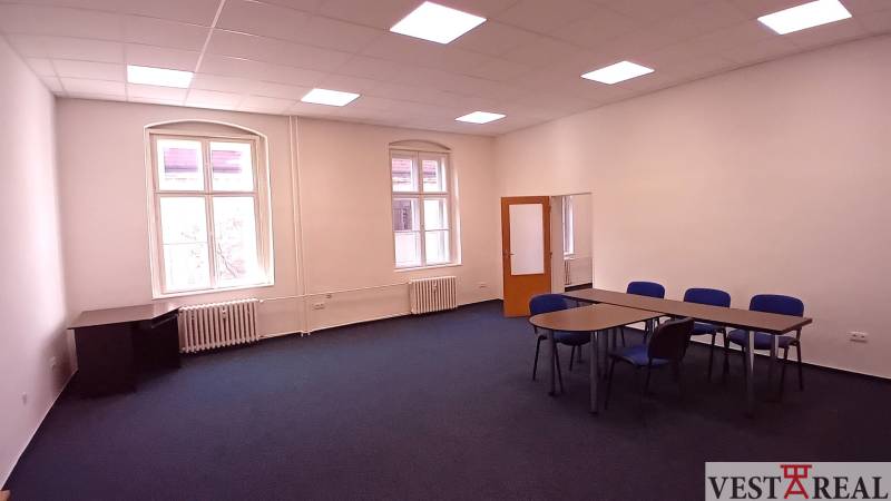 Na prenájom priestor- kancelária 60 m2 Trnava - Františkánska - Veľká kancelária s kobercovou podlahou, stolom a stoličkami.