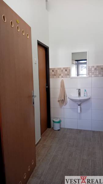 Na prenájom priestor- kancelária 60 m2 Trnava - Františkánska - Kancelárie s umývadlom, zrkadlom a podlahou s dreveným dekorom.