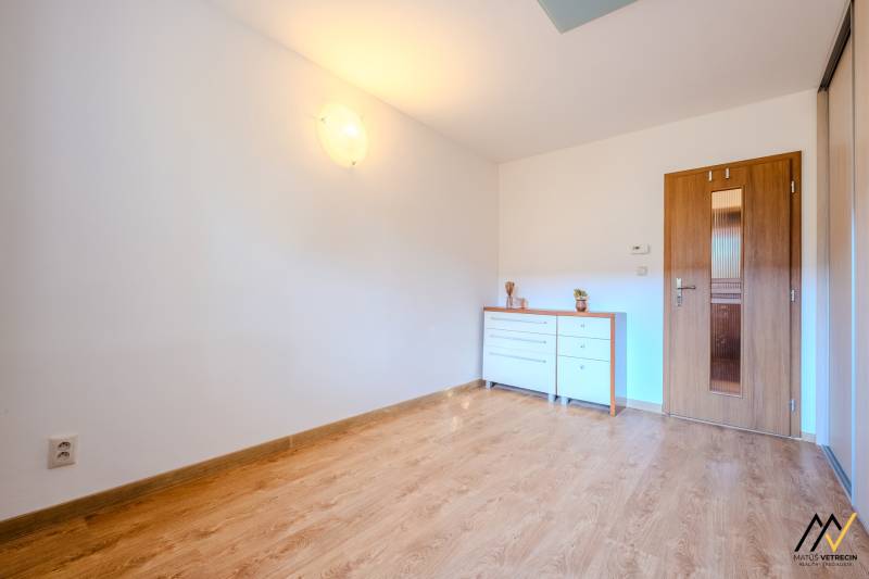 2 IZBOVÝ BYT PREŠOV, ULICA TARASA ŠEVČENKA - Izba v 2-izbovom byte s podlahou s dreveným dekorom a bielou komodou.