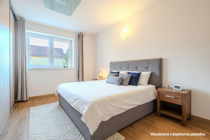 2 IZBOVÝ BYT PREŠOV, ULICA TARASA ŠEVČENKA - Spálňa v 2-izbovom byte s pohodlnou posteľou, nočným stolíkom a podlahou s dreveným dekorom.