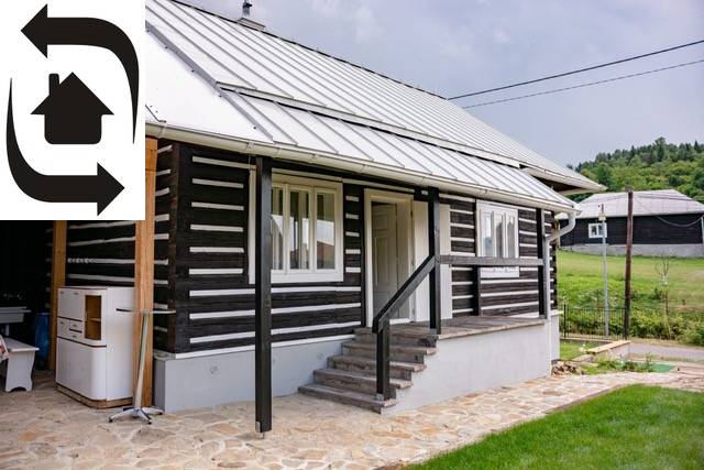 Rekreačná drevenica v obci Legnava na predaj - Chata v Legnave s drevenou fasádou a vydláždenou terasou, obklopená zeleňou a prírodou.