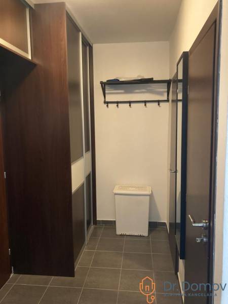 NA PRENÁJOM ÚTULNÝ 1-IZBOVÝ BYT, ČIASTOČNÁ REK., KAROLA ADLERA, BA - Predsieň v 1-izbovom byte s vešiakovou stenou a dlažbou na podlahe.