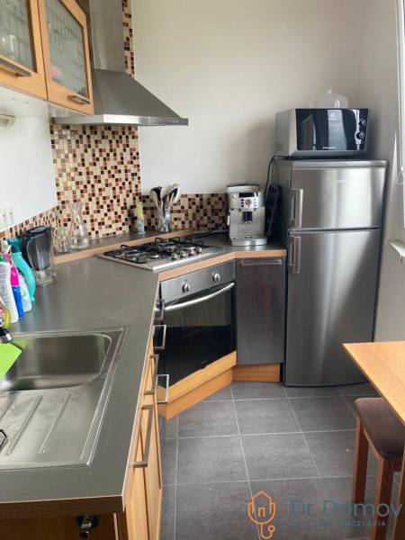 NA PRENÁJOM ÚTULNÝ 1-IZBOVÝ BYT, ČIASTOČNÁ REK., KAROLA ADLERA, BA - Kuchynská linka, mozaikový obklad, spotrebiče, podlaha s dreveným dekorom, 1-izbový byt.