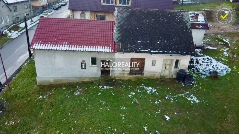 Predaj, rodinný dom Klenovec, Obrancov mieru - EXKLU... - Starší rodinný dom v Klenovci so šikmou strechou na zasneženom pozemku.