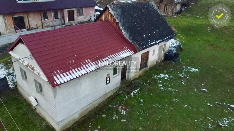 Predaj, rodinný dom Klenovec, Obrancov mieru - EXKLU... - Rodinný dom v Klenovci, zobrazený so sedlovou strechou a zasneženou záhradou.