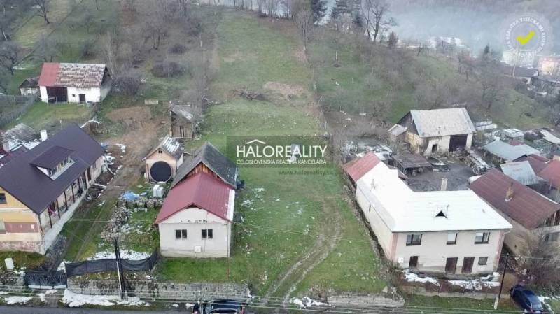 Predaj, rodinný dom Klenovec, Obrancov mieru - EXKLU... - Rodinné domy v Klenovci s rozľahlými záhradami a okolitou zeleňou.