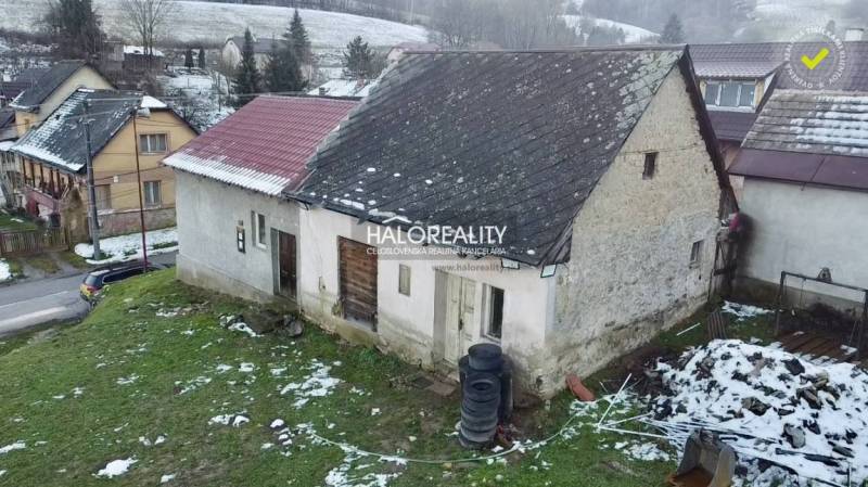 Predaj, rodinný dom Klenovec, Obrancov mieru - EXKLU... - Rodinný dom v Klenovci so staršou strechou a zasneženým pozemkom.