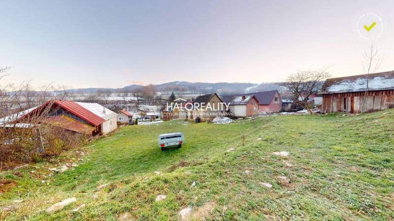 Predaj, rodinný dom Klenovec, Obrancov mieru - EXKLU... - Zadný dvor rodinného domu v Klenovci s výhľadom na lúky a kopce.