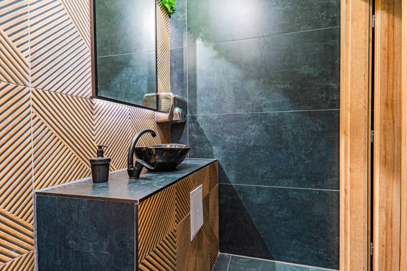 Predaj Exkluzívna ponuka elegantného penziónu s hostincom - Kúpeľňa v Hoteloch a penziónoch s umývadlom a dizajnovými obkladačkami.