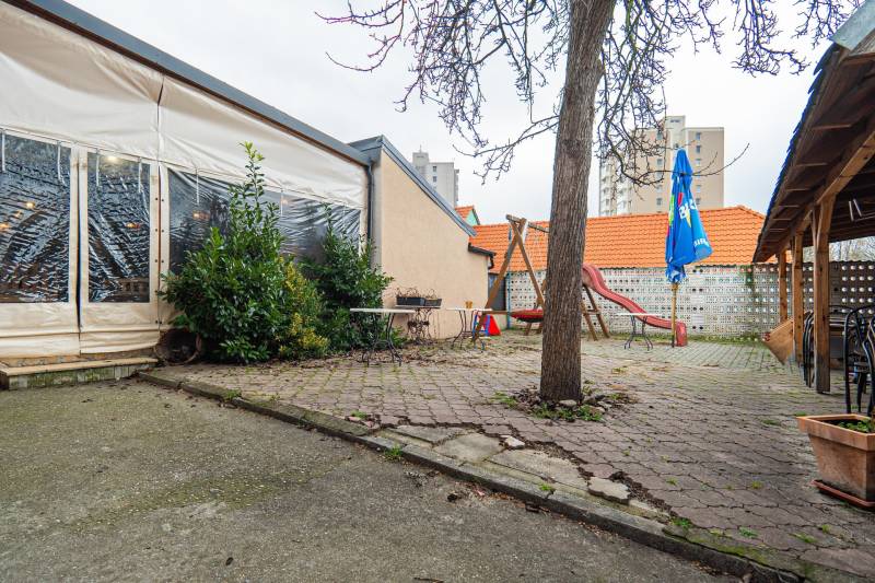 Predaj Exkluzívna ponuka elegantného penziónu s hostincom - Dvor na Hollého ulici v Holíči s detským ihriskom pri hoteloch a penziónoch.