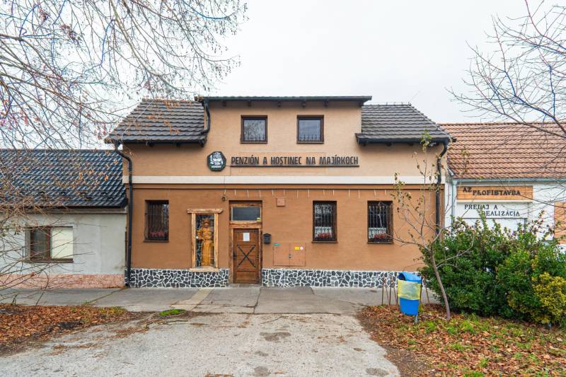 Predaj Exkluzívna ponuka elegantného penziónu s hostincom - Penzión a hostinec na Hollého ulici v Holíči s tradičnou fasádou. Hotely a penzióny.