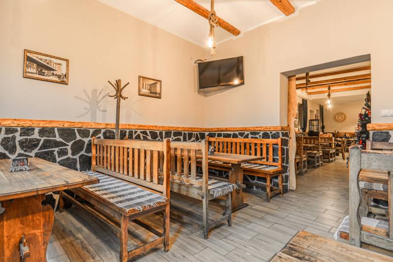 Predaj Exkluzívna ponuka elegantného penziónu s hostincom - Reštauračný interiér s dreveným nábytkom a podlahou s dreveným dekorom v Hoteloch a penziónoch.