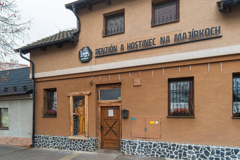 Predaj Exkluzívna ponuka elegantného penziónu s hostincom - Exteriér budovy charakterizujúci Hotely a penzióny na Hollého v Holíči.