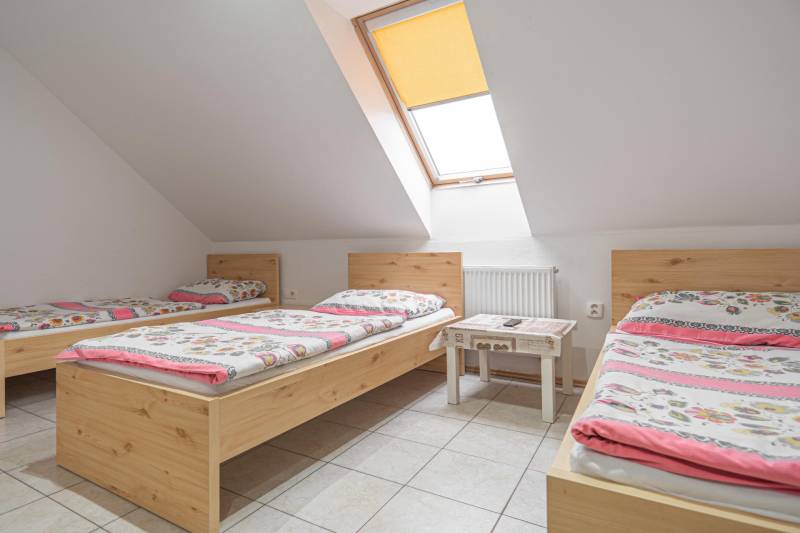 Predaj Exkluzívna ponuka elegantného penziónu s hostincom - Tri lôžka s farebným povlečením, stolík, strešné okno v Hoteloch a penziónoch.