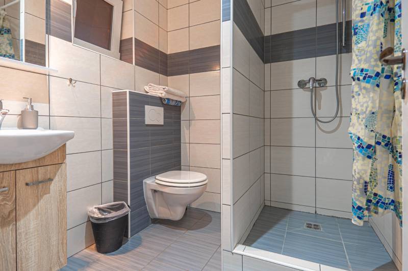 Predaj Exkluzívna ponuka elegantného penziónu s hostincom - Kúpeľňa v Hoteloch a penziónoch s toaletou, umývadlom a sprchovým kútom.