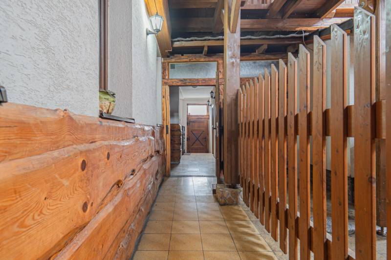 Predaj Exkluzívna ponuka elegantného penziónu s hostincom - Chodba v Hotely a penzióny s drevenými prvkami a vstupnými dverami.