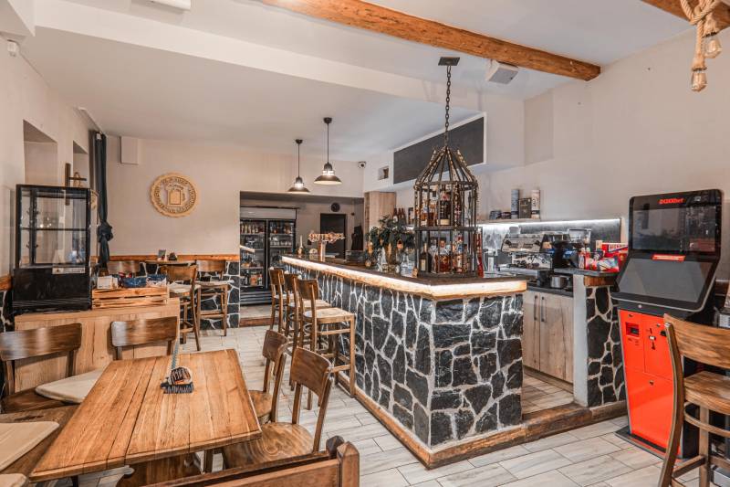 Predaj Exkluzívna ponuka elegantného penziónu s hostincom - Reštaurácia v Hoteloch a penziónoch s kamenným barom a dreveným dekorom.