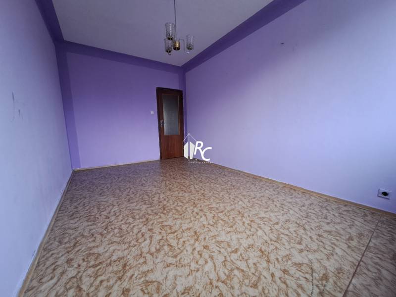 REZERVOVANÉ 2-izbový byt s nádherným výhľadom v pôvodnom stave   - Fialové steny a podlaha s dreveným dekorom v 2-izbovom byte.