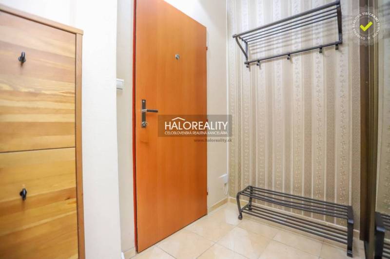 REZERVOVANÉ - Predaj, dvojizbový byt Považská Bystri... - Vstupná chodba 2-izbového bytu s botníkom a vešiakom na stene.