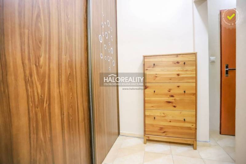 REZERVOVANÉ - Predaj, dvojizbový byt Považská Bystri... - Chodba so skriňou a komodou v 2-izbovom byte s dlažbou.