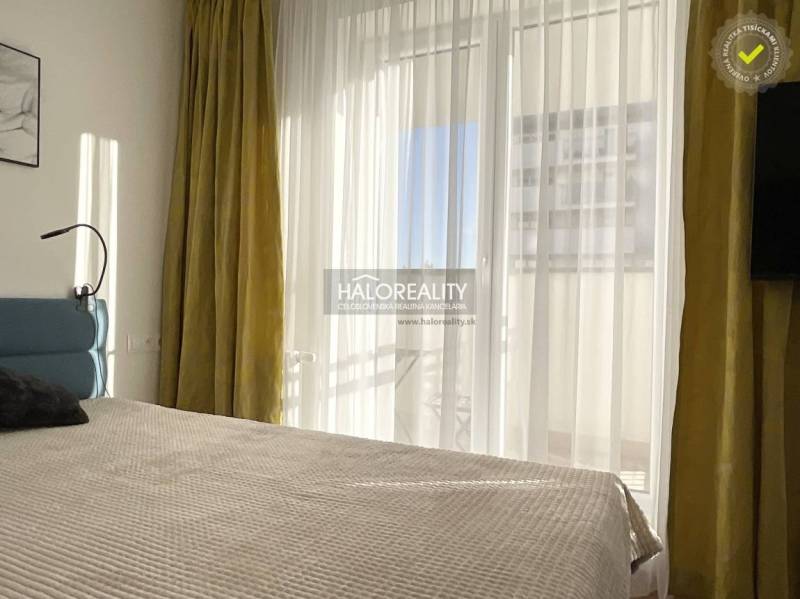 Prenájom, jednoizbový byt Banská Bystrica, Fončorda,... - Svetlá spálňa v 1-izbovom byte s veľkým oknom a závesmi.