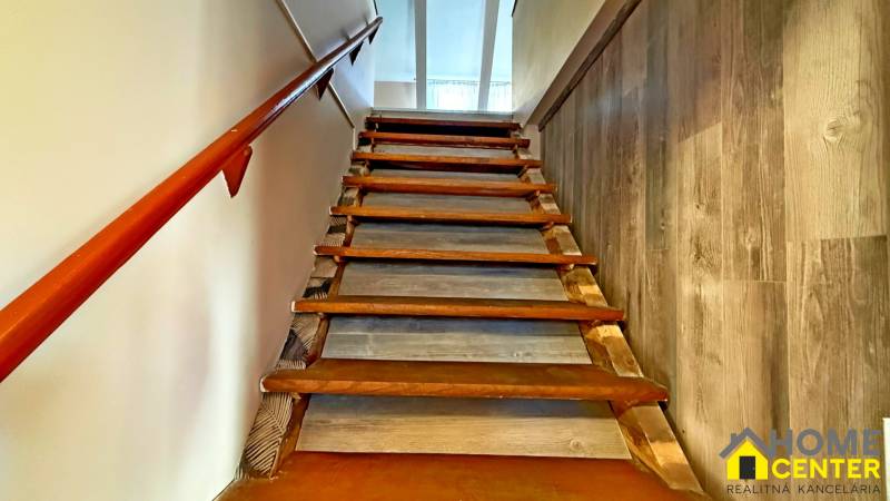 Na predaj unikátna dvojpodlažná budova na podnikanie aj bývanie - Schodisko s dreveným zábradlím a podlahou s dreveným dekorom vedie na poschodie budovy.