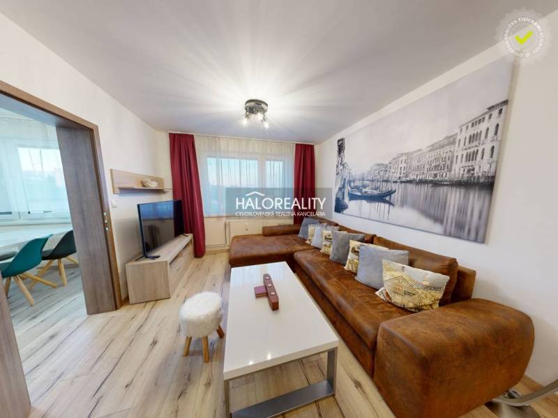 Predaj, dvojizbový byt Zvolen, kompletná rekonštrukc... - Obývacia izba v 2-izbovom byte s hnedou sedačkou a podlahou s dreveným dekorom.