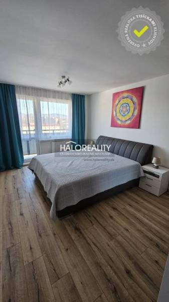 Predaj, dvojizbový byt Zvolen, kompletná rekonštrukc... - Spálňa v 2-izbovom byte s podlahou s dreveným dekorom a umením na stene.