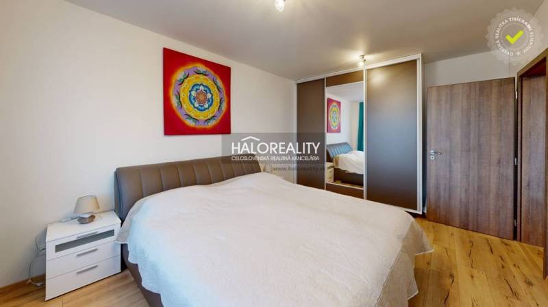 Predaj, dvojizbový byt Zvolen, kompletná rekonštrukc... - Spálňa v 2-izbovom byte s podlahou s dreveným dekorom a farebným obrazom.