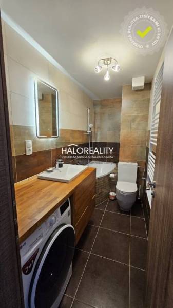 Predaj, dvojizbový byt Zvolen, kompletná rekonštrukc... - Kúpeľňa v 2-izbovom byte so sprchovým kútom a podlahou s dreveným dekorom.