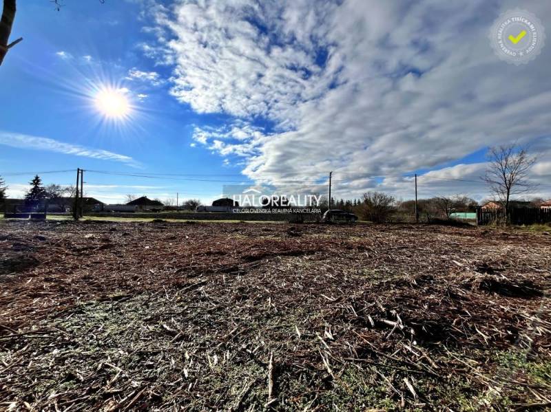 Predaj, pozemok pre rodinný dom   2184 m2 Ondrejovce... - Slnečný pozemok v Ondrejovciach pre bývanie, s krásnou oblohou a vidieckym okolím.