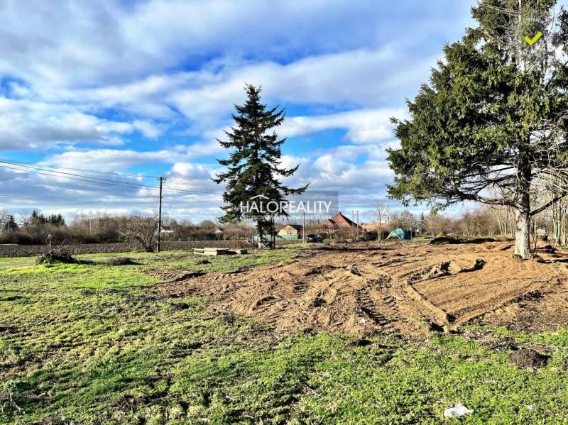 Predaj, pozemok pre rodinný dom   2184 m2 Ondrejovce... - Pozemky na bývanie v Ondrejovciach s trávnatou plochou a stromami pod modrou oblohou.