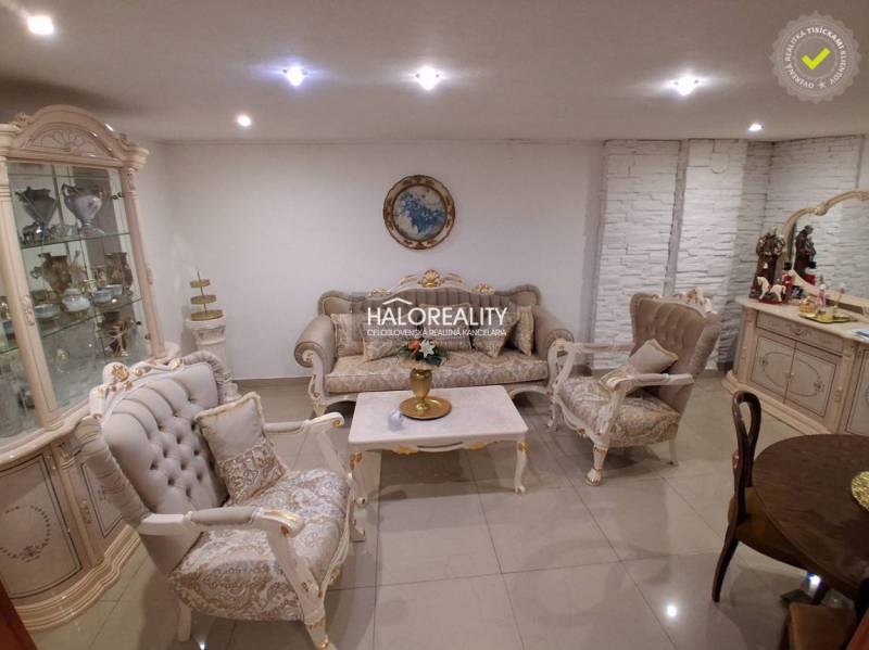 Predaj, rodinný dom Košice Juh - Luxusná obývacia izba rodinného domu s bohatým dekorom a elegantným nábytkom.
