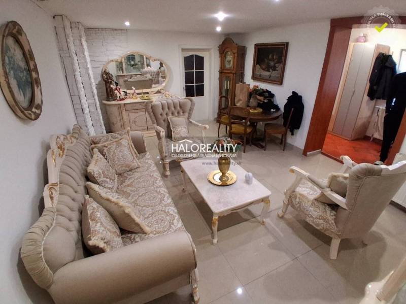 Predaj, rodinný dom Košice Juh - Obývacia izba s elegantným nábytkom, zrkadlom a hodinami v Rodinnom dome.