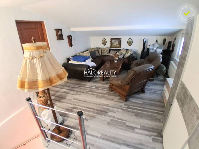 Predaj, rodinný dom Košice Juh - Obývacia izba s dreveným dekorom a rustikálnym zariadením v rodinnom dome.