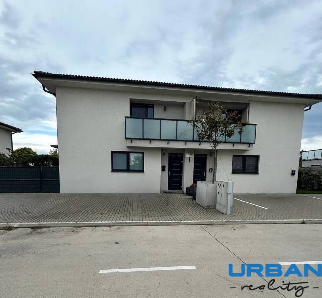 Praktický 3-izbový byt v súkromnej ulici v Šamoríne - Rodinný dom s balkónom na ulici Kráľovianky v Šamoríne ponúka 3-izbový byt.