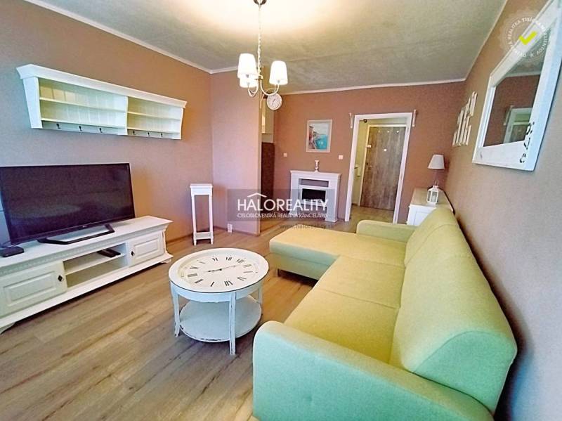 Predaj, dvojizbový byt Košice Západ - Terasa, Luník ... - Obývacia izba v 2-izbovom byte so svetlým gaučom a podlahou s dreveným dekorom.